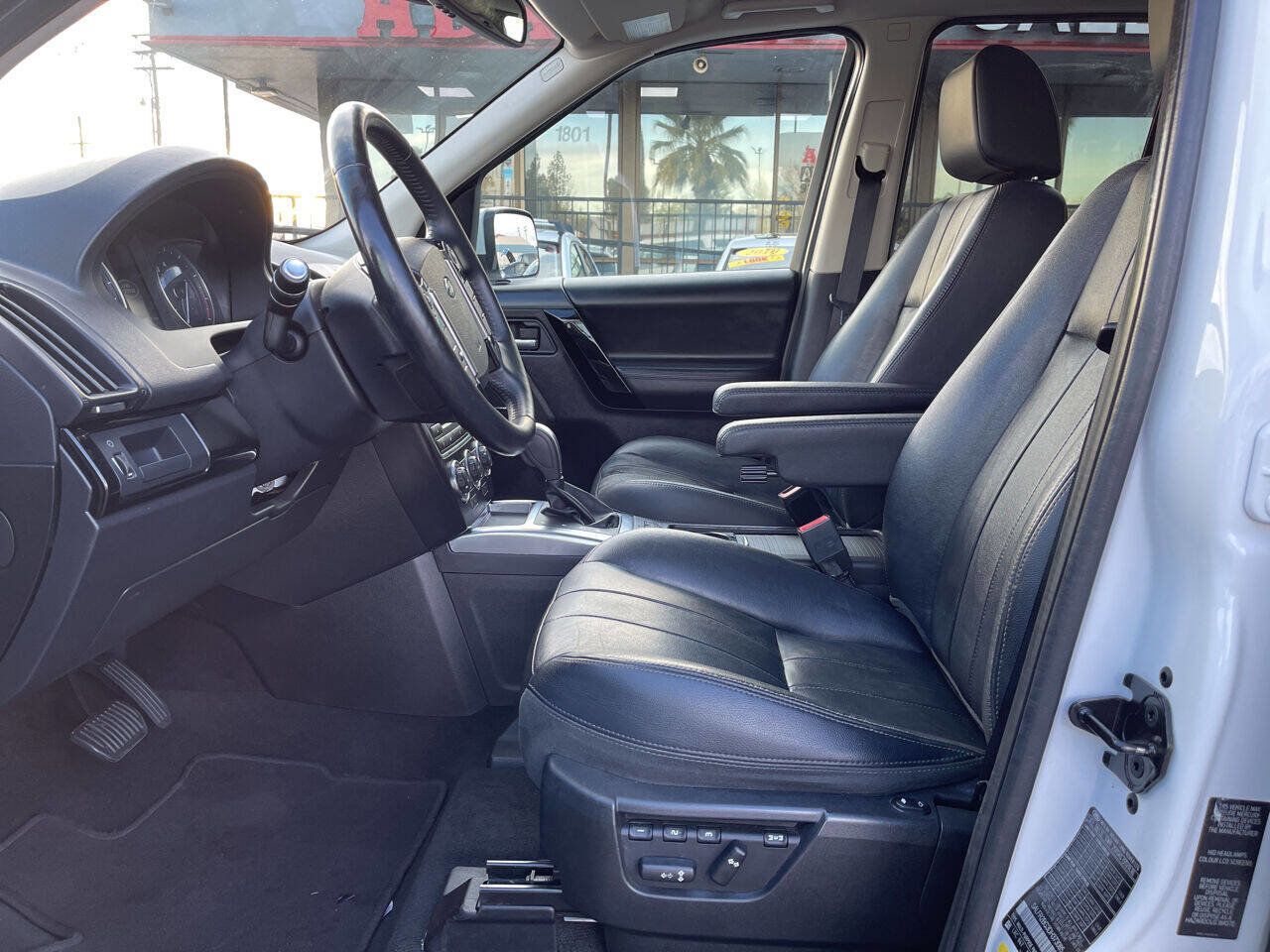 Used 2013 Land Rover LR2 HSE image 9