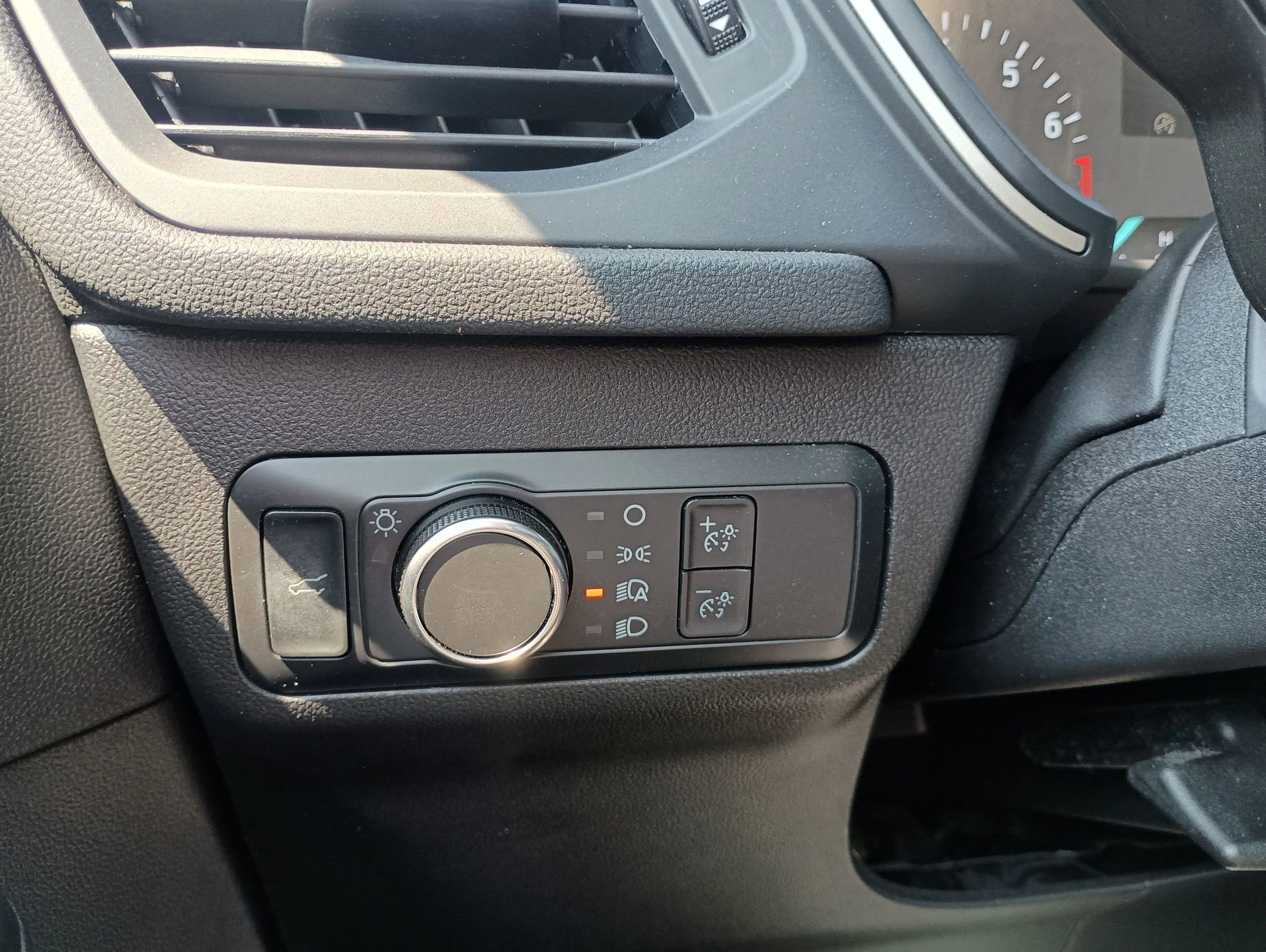Used 2022 Ford Escape SE w/ SE Sport Appearance Package image 24