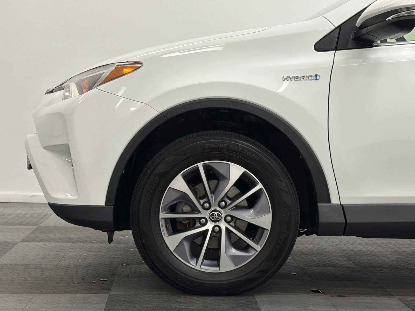 Used 2018 Toyota RAV4 XLE AWD/4WD image 6