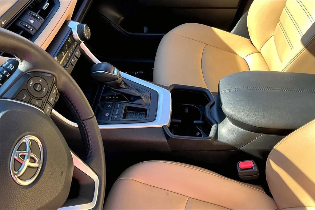 Used 2022 Toyota RAV4 XLE Premium image 15