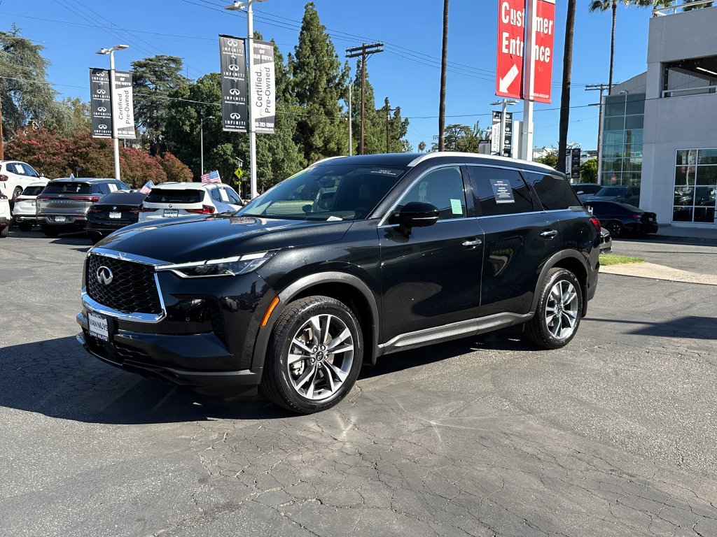 Used 2023 INFINITI QX60 Luxe w/ Cargo Package FWD image 2