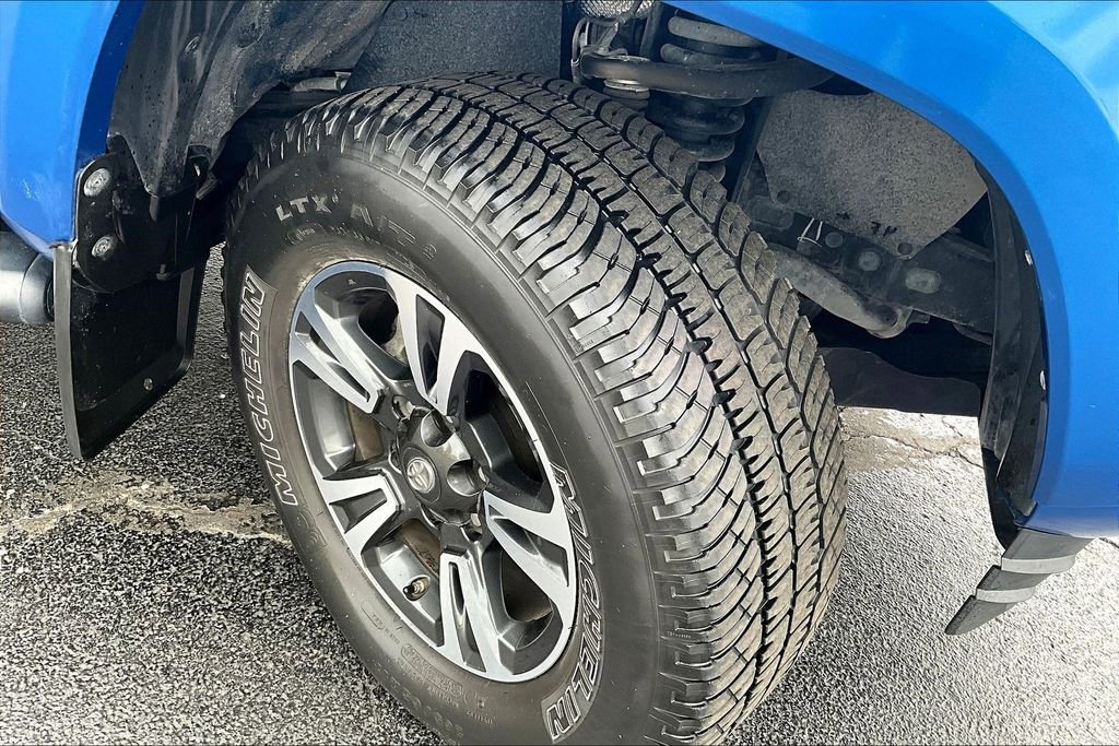 Used 2018 Toyota Tacoma TRD Sport w/ Technology Package image 7