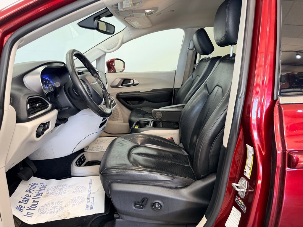 Used 2020 Chrysler Pacifica Touring-L FWD image 3