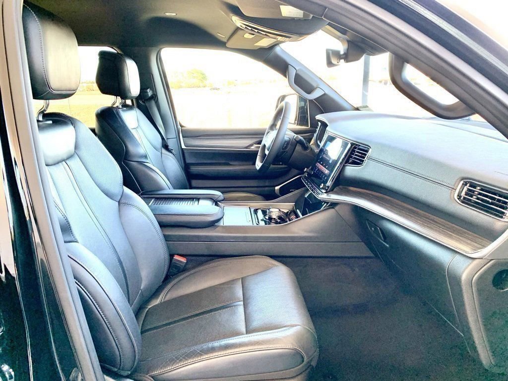 Used 2024 Jeep Wagoneer Series II w/ Flexible Seating Group AWD/4WD image 32