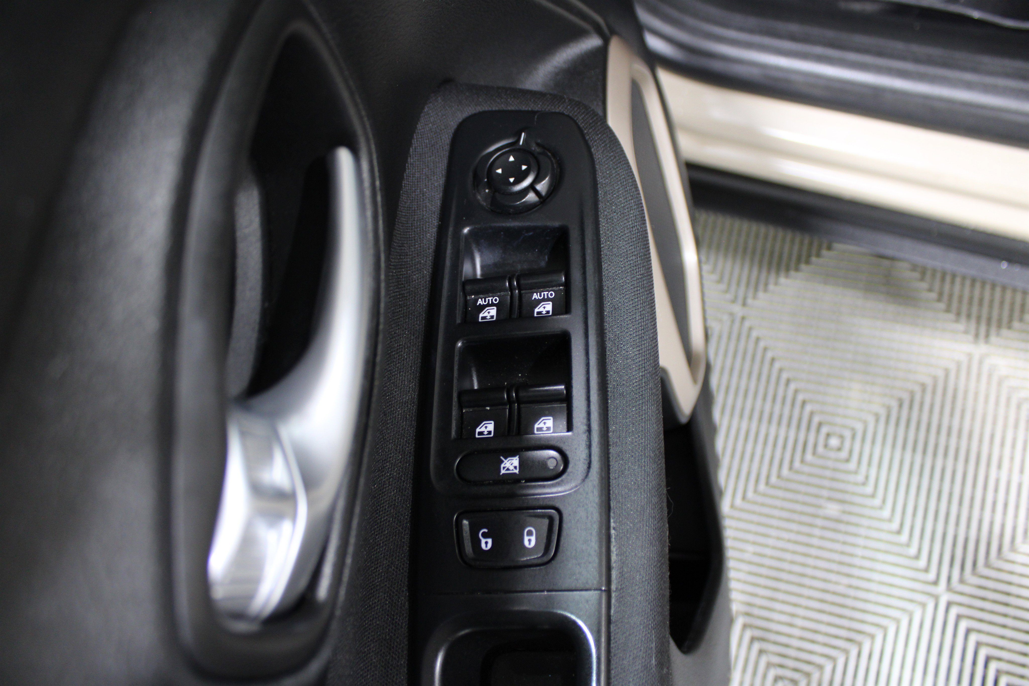 Used 2016 Jeep Renegade Latitude w/ Cold Weather Group image 7