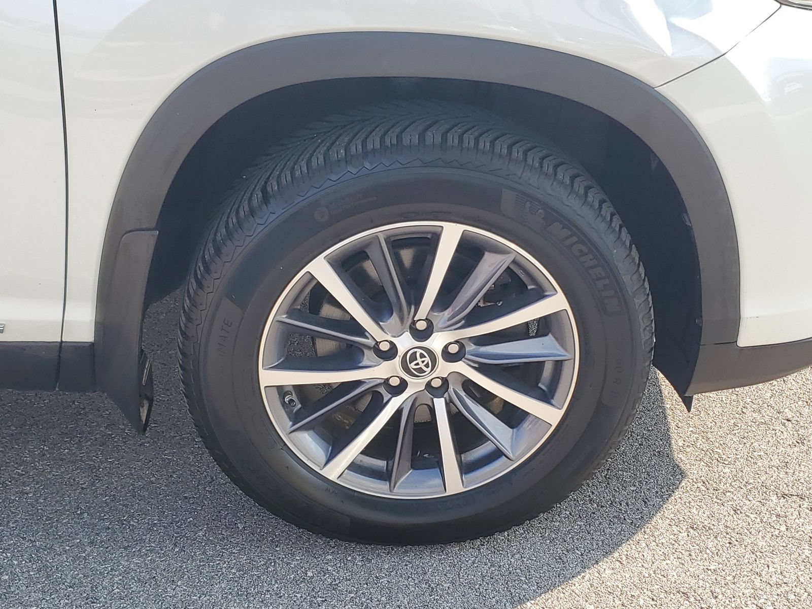 Used 2019 Toyota Highlander XLE AWD/4WD image 5