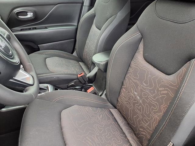 Used 2023 Jeep Renegade Latitude image 3