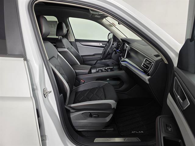 Used 2024 Volkswagen Atlas Peak Edition SEL AWD/4WD image 13