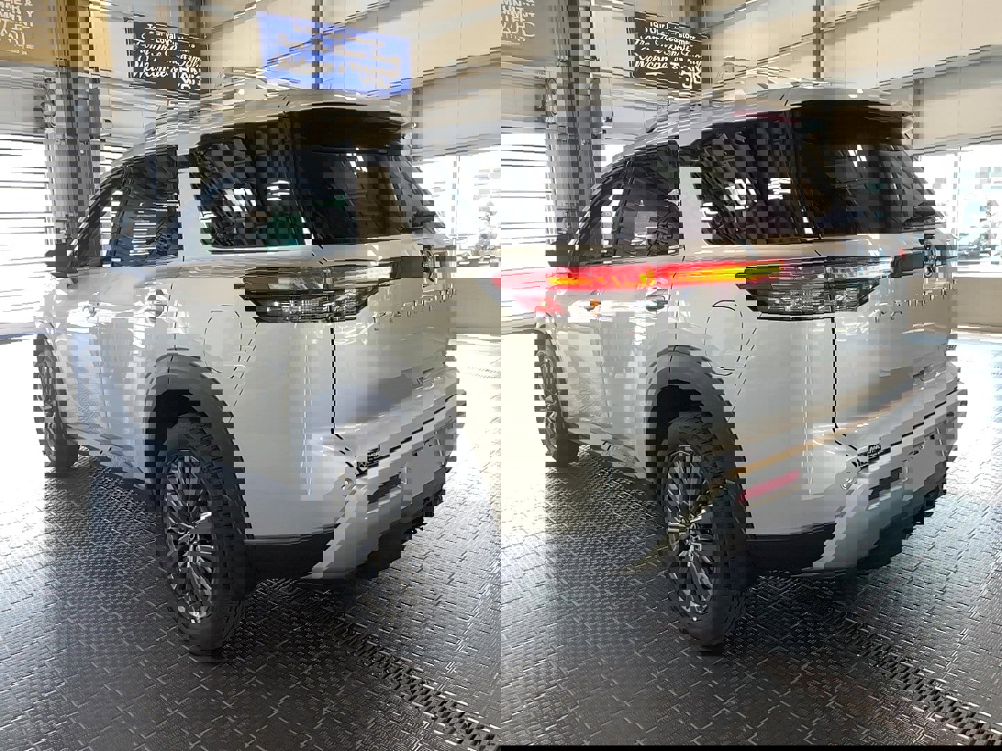 Used 2025 Nissan Pathfinder SL w/ SL Premium Package image 16