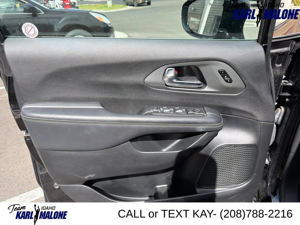 Used 2025 Chrysler Pacifica Select FWD image 21