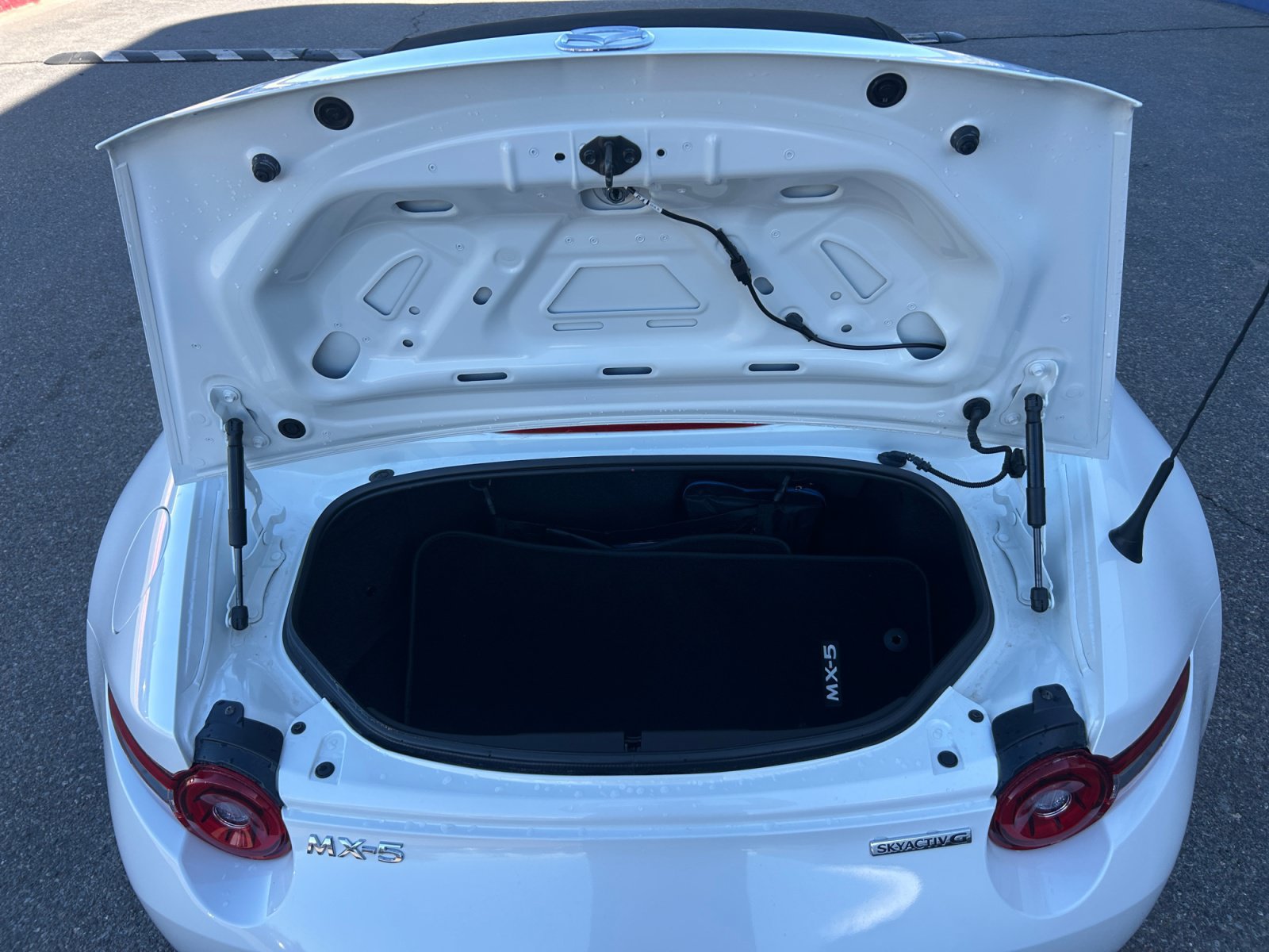 Used 2024 MAZDA MX-5 Miata Grand Touring RWD image 17