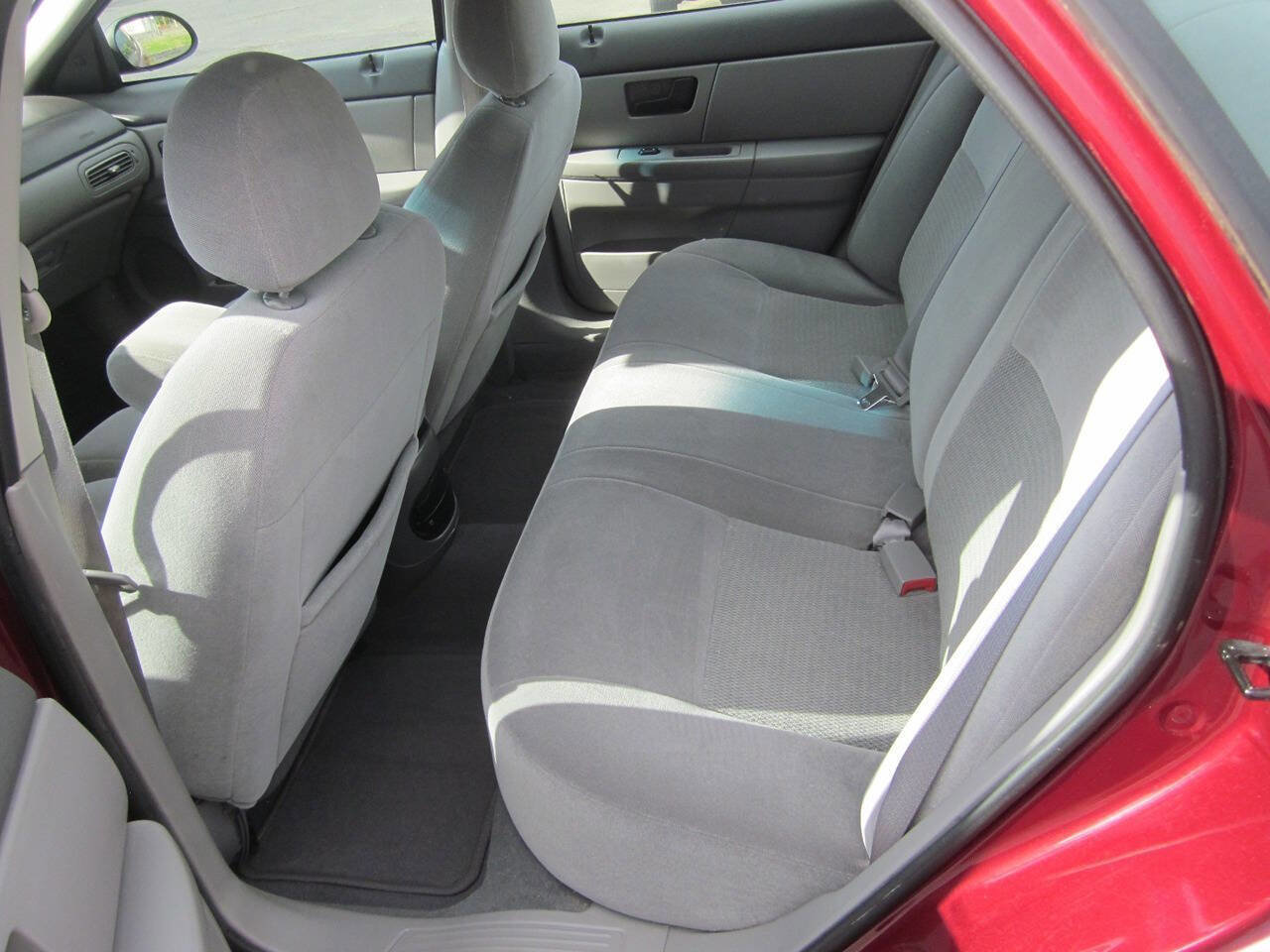 Used 2005 Ford Taurus SE FWD image 12