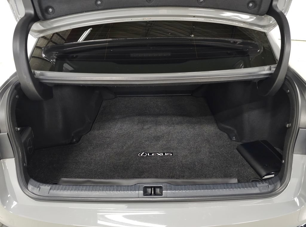 Used 2022 Lexus IS 500 RWD image 8