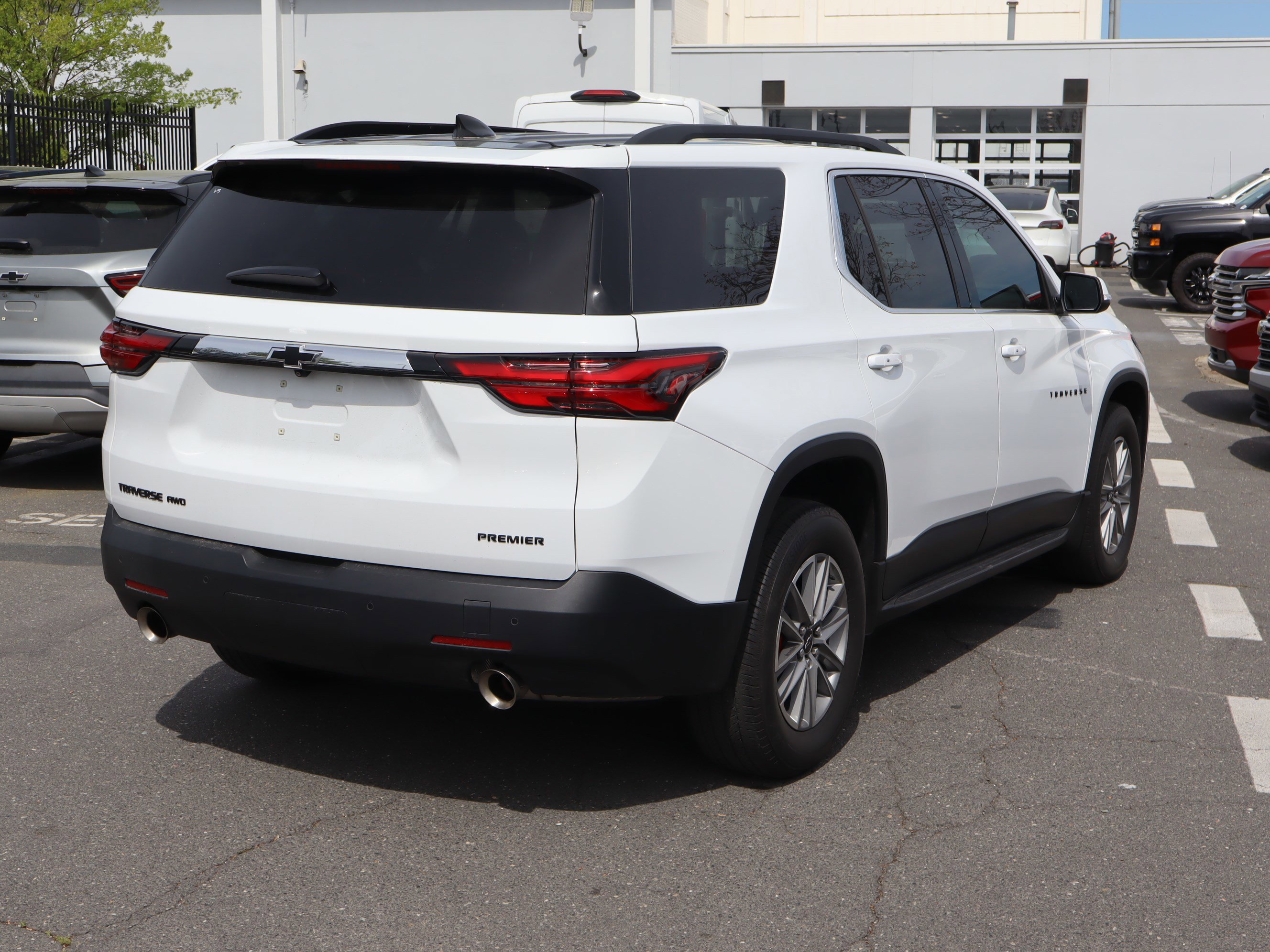 Used 2022 Chevrolet Traverse LT FWD image 10