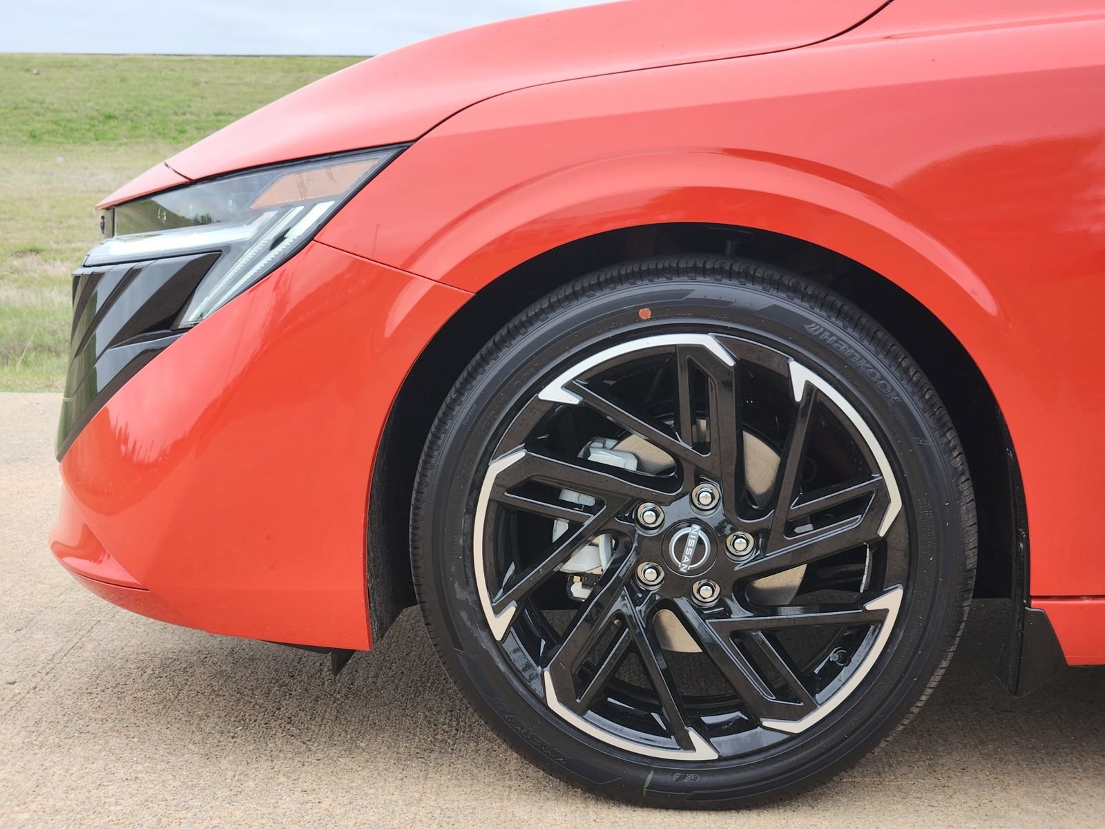 New 2026 Nissan Sentra SR w/ SR Premium Package FWD image 9