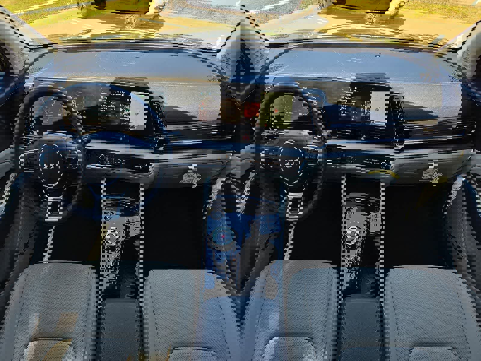 Used 2025 Kia Sportage EX image 13