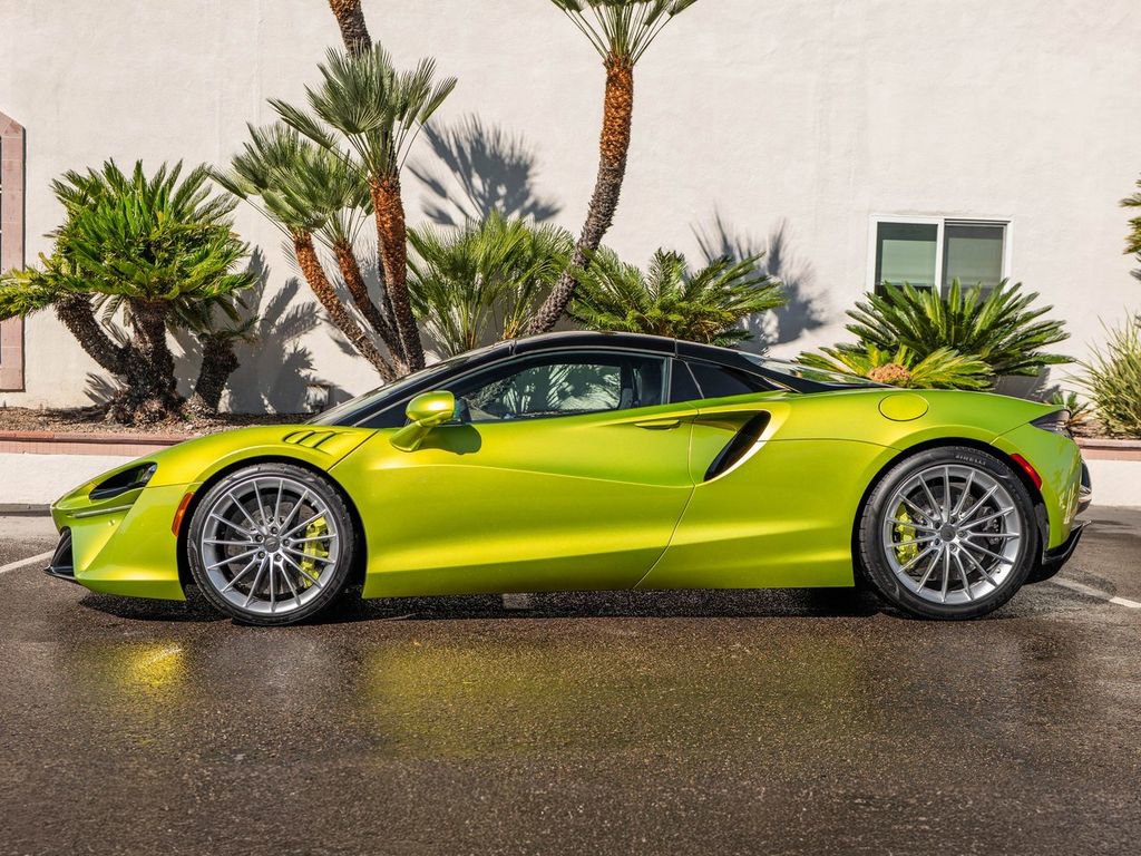 Used 2025 McLaren Artura Spider image 18