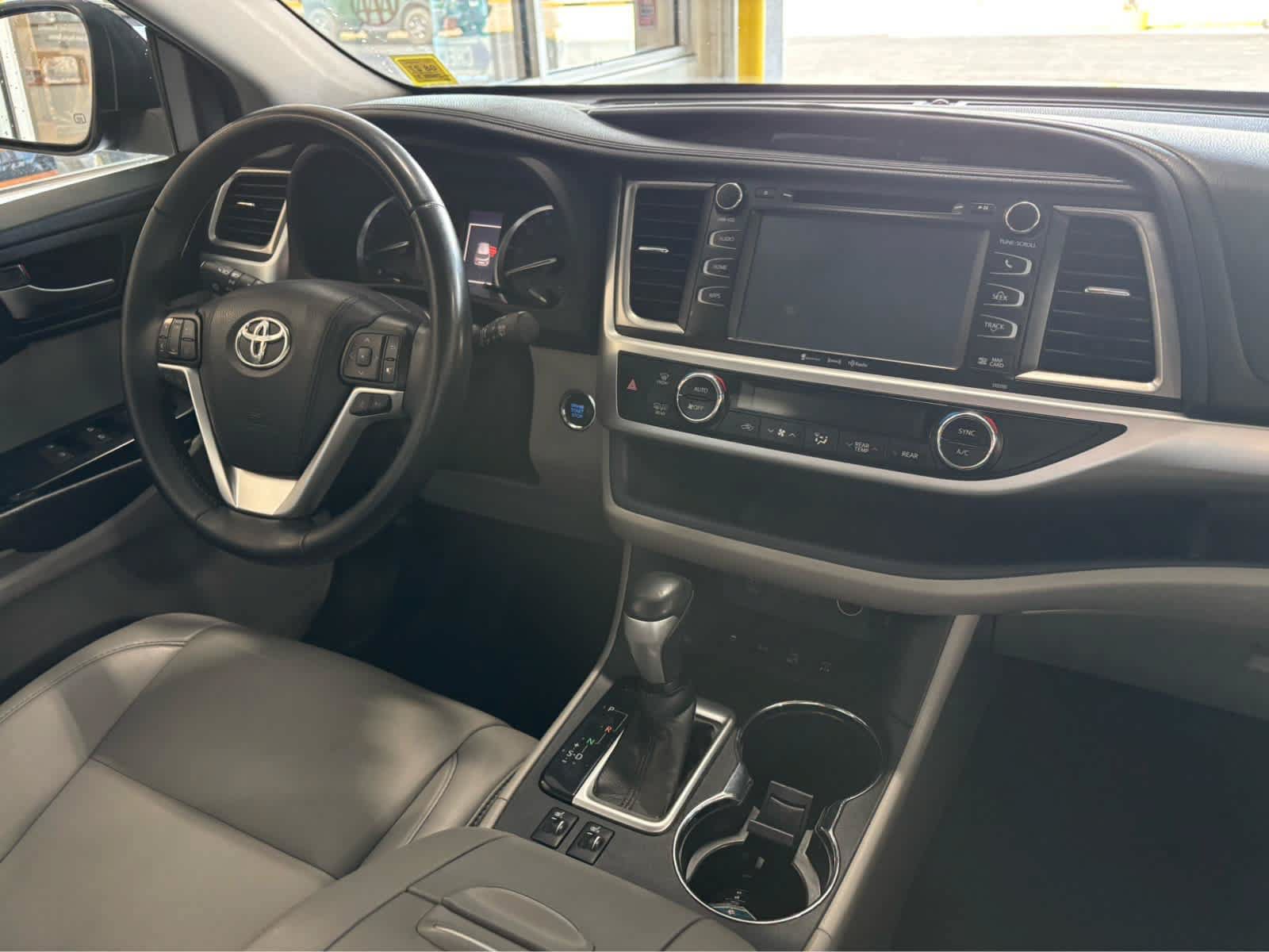 Used 2019 Toyota Highlander XLE AWD/4WD image 19