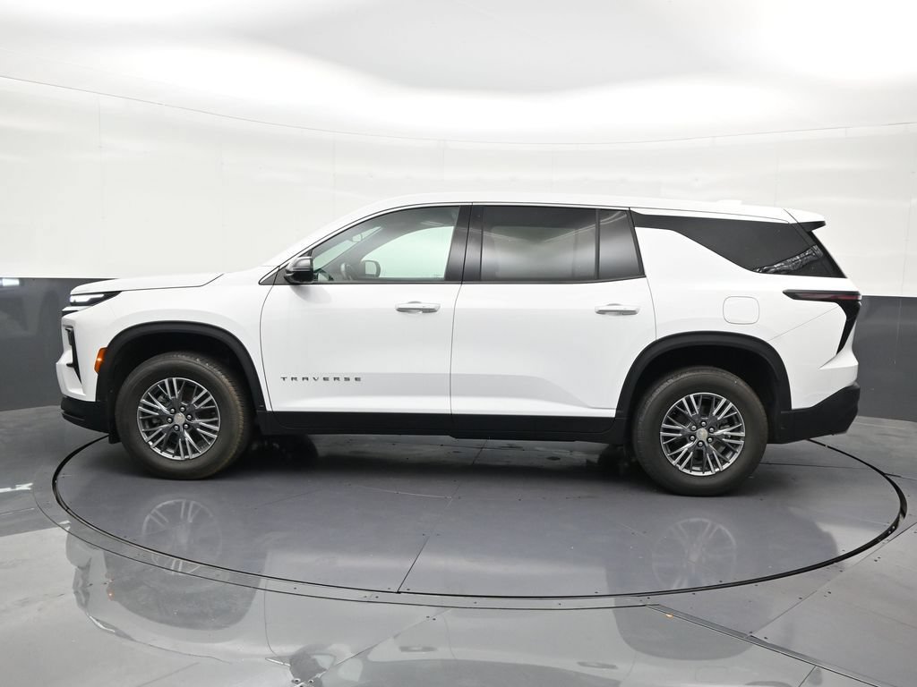 Used 2024 Chevrolet Traverse LS FWD image 2