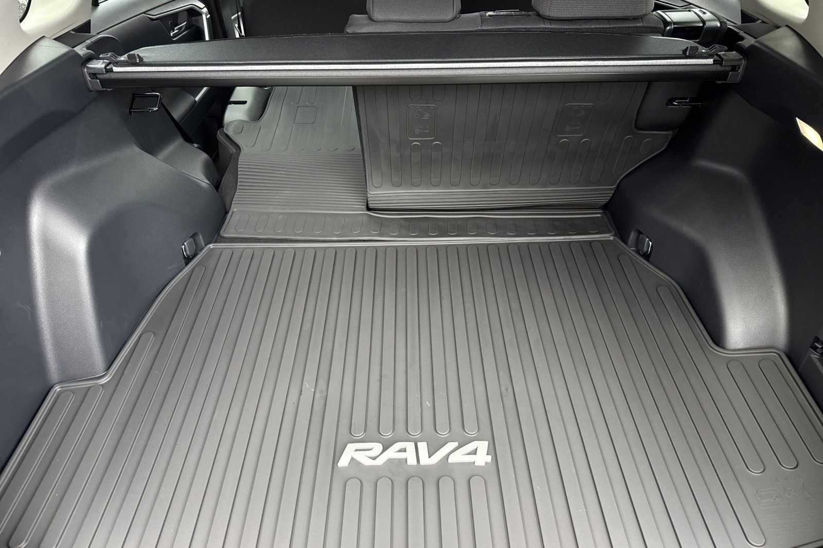 New 2025 Toyota RAV4 XLE image 17