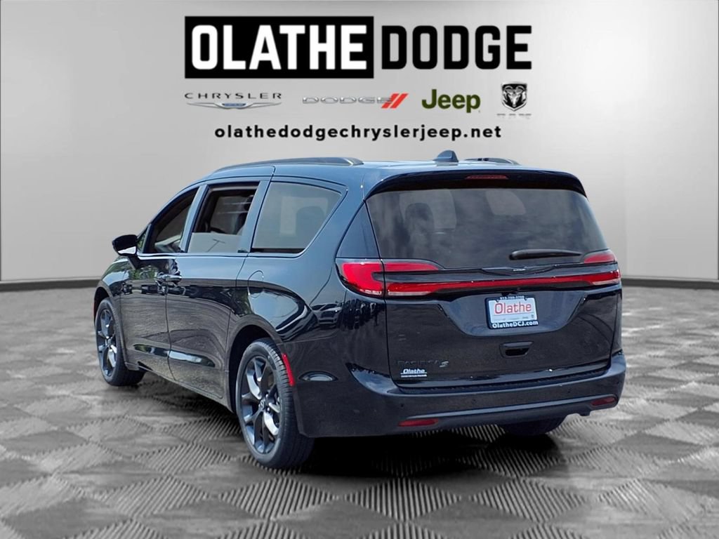 New 2026 Chrysler Pacifica Select w/ S Appearance Package FWD image 3