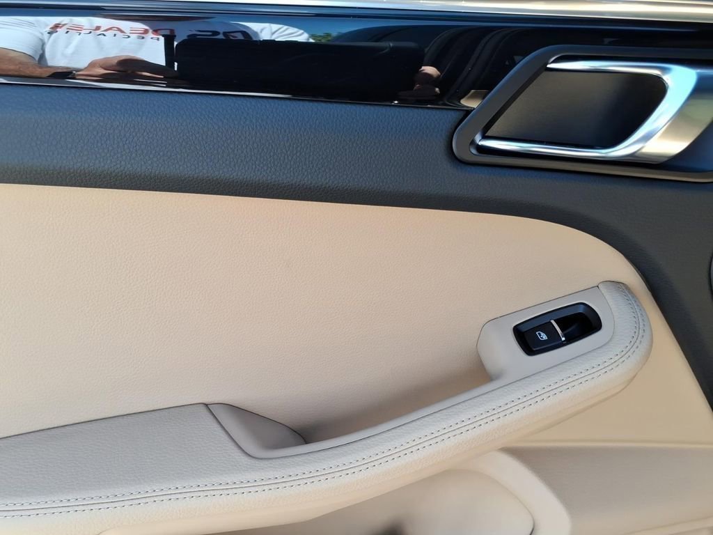 Used 2025 Porsche Macan AWD/4WD image 10