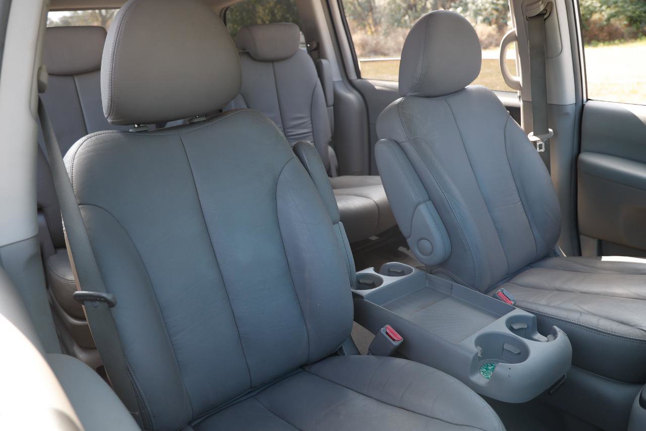 Used 2007 Hyundai Entourage Limited image 14