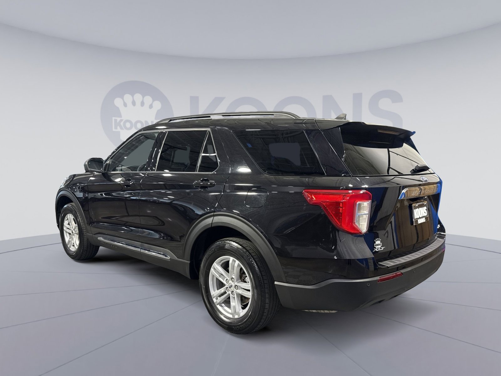 Used 2022 Ford Explorer XLT w/ Equipment Group 202A image 4