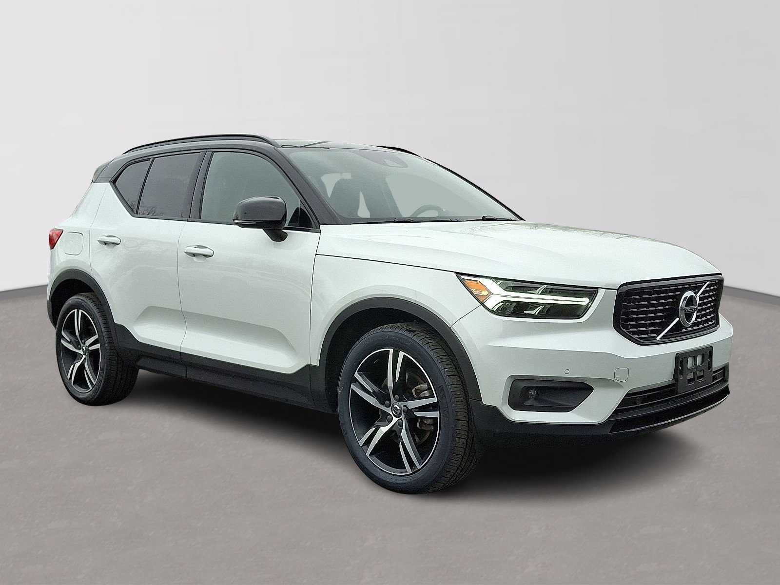 Used 2021 Volvo XC40 T5 R-Design w/ Climate Package image 3