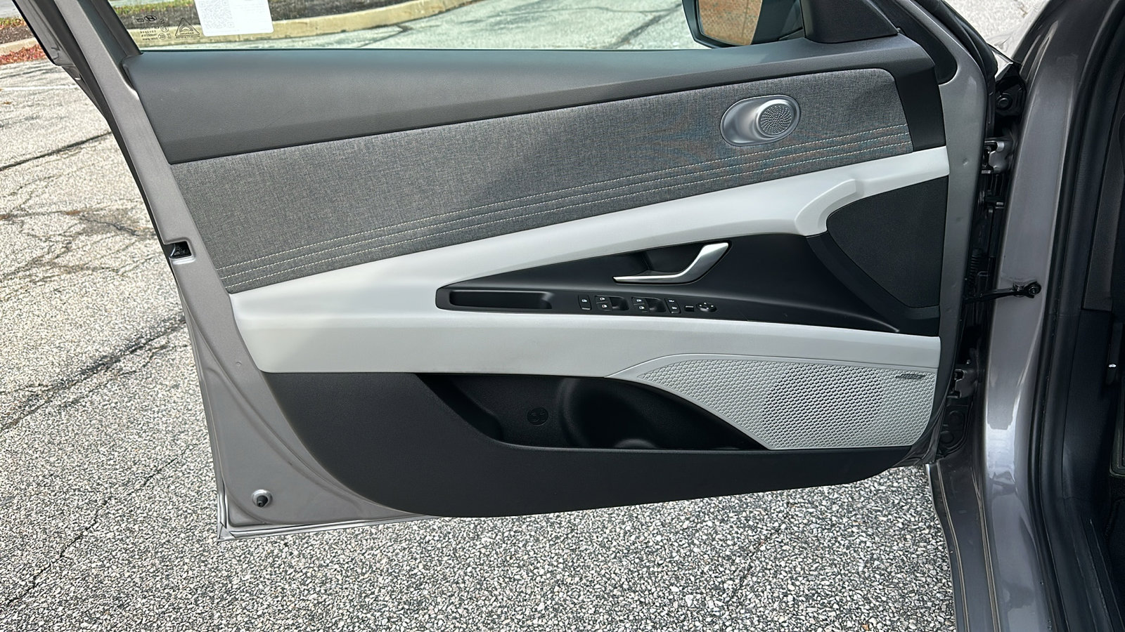 Used 2024 Hyundai Elantra Limited image 13