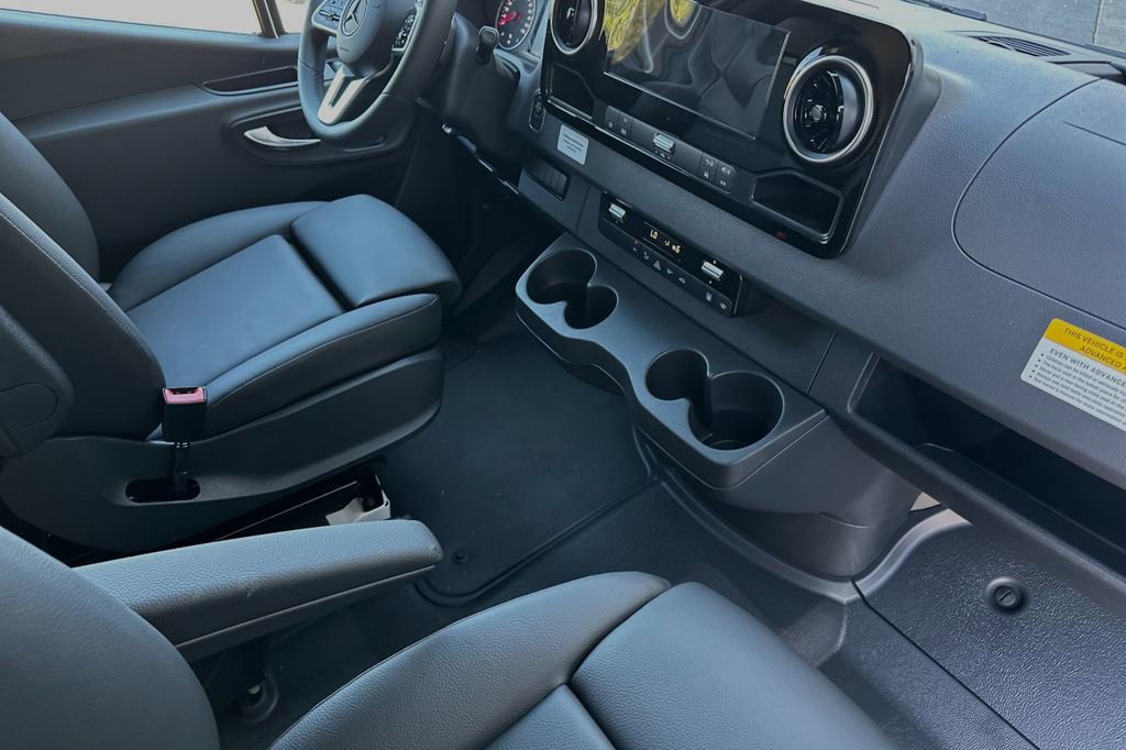 Used 2024 Mercedes-Benz Sprinter 4500 image 16