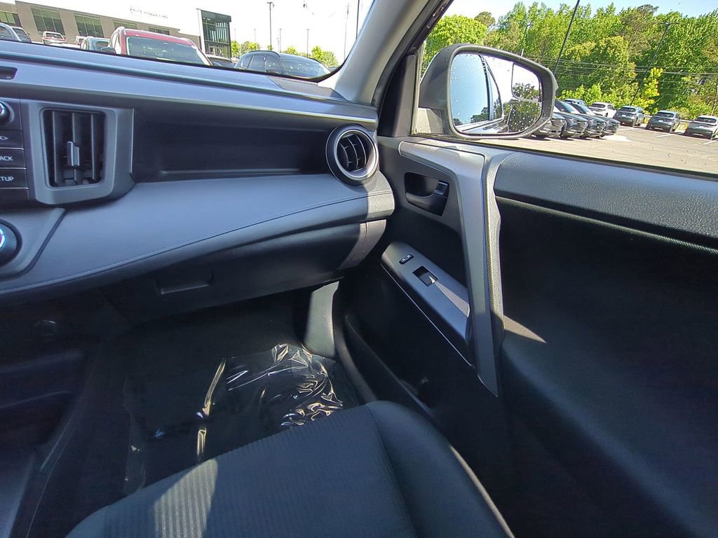 Used 2018 Toyota RAV4 LE image 17