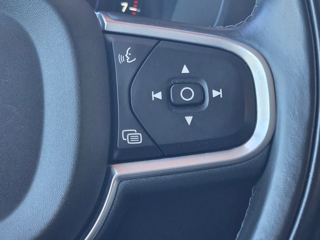 Used 2019 Volvo XC60 T5 Momentum w/ Multimedia Package AWD/4WD image 17