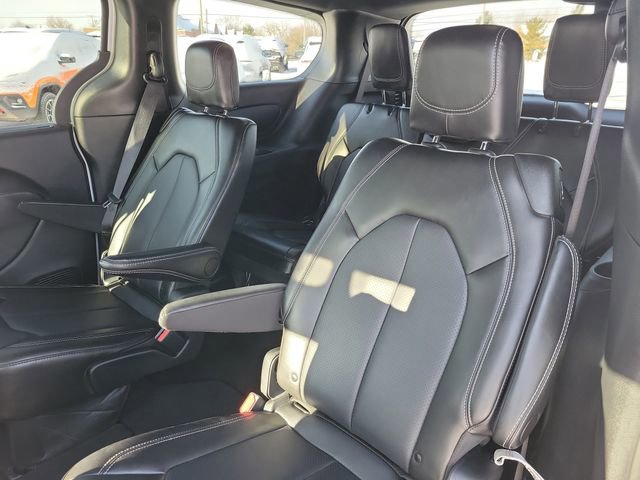 Used 2025 Chrysler Pacifica Select image 25