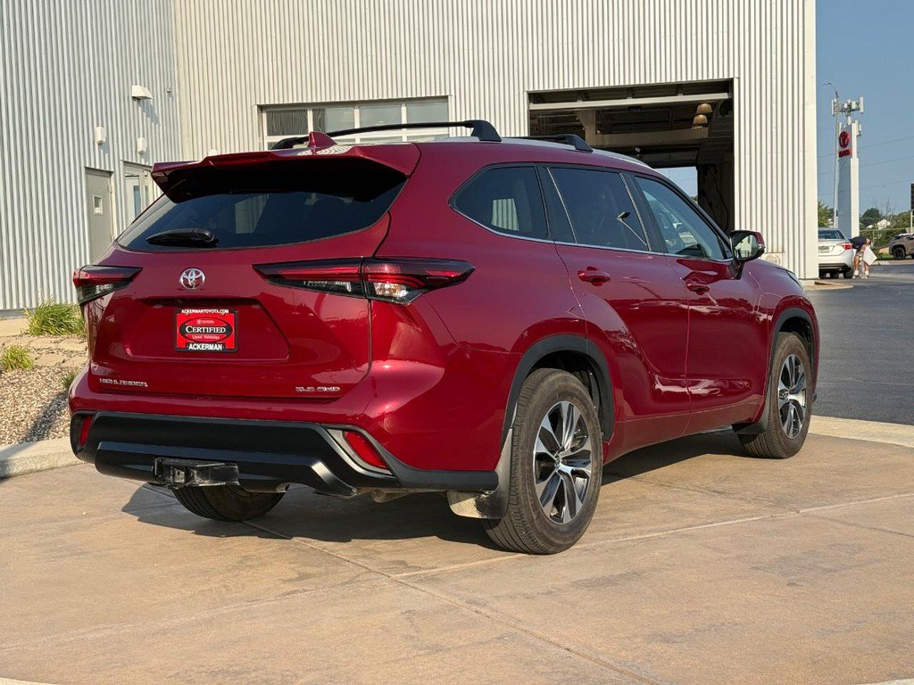 Certified 2024 Toyota Highlander XLE AWD/4WD image 5