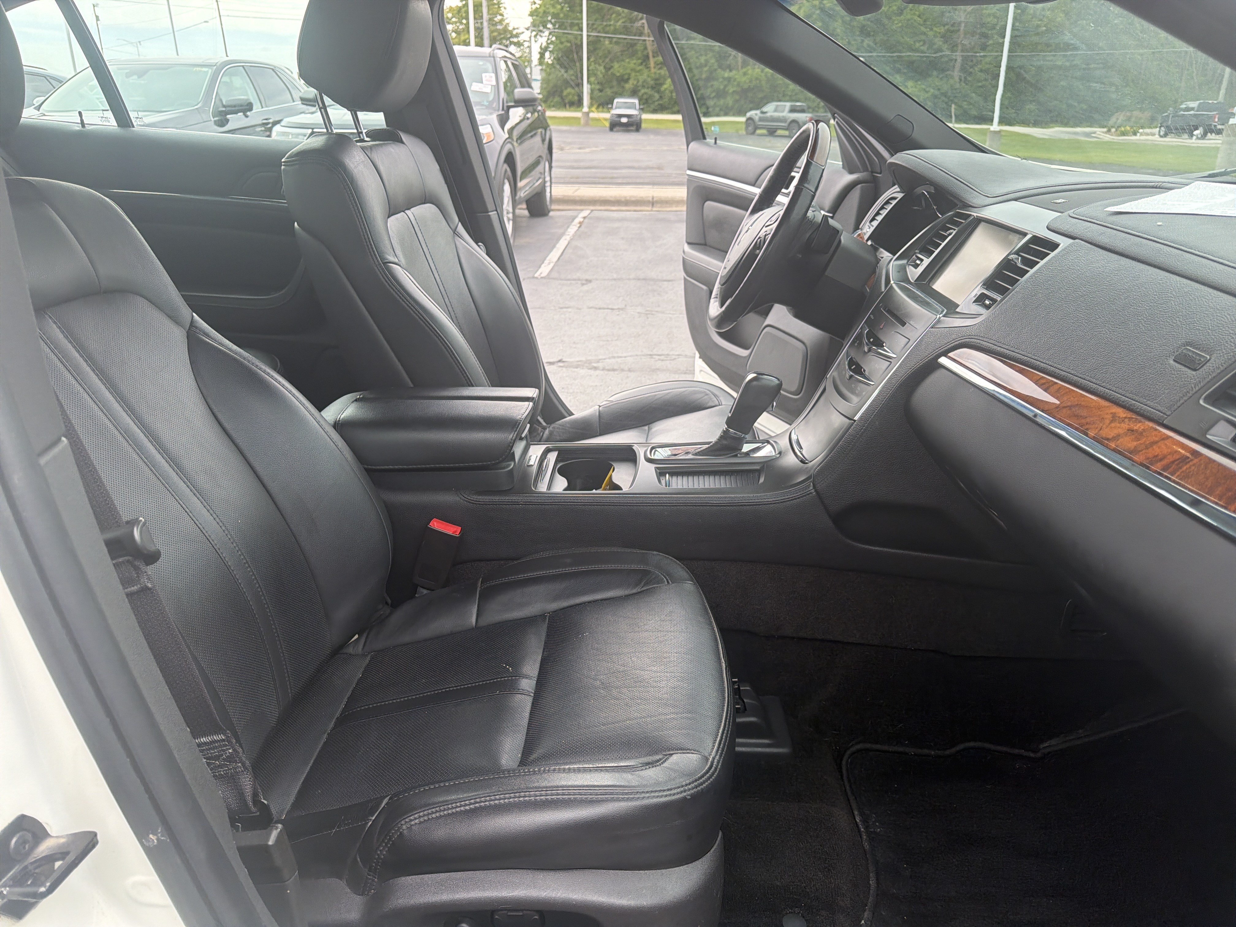 Used 2013 Lincoln MKS AWD image 27