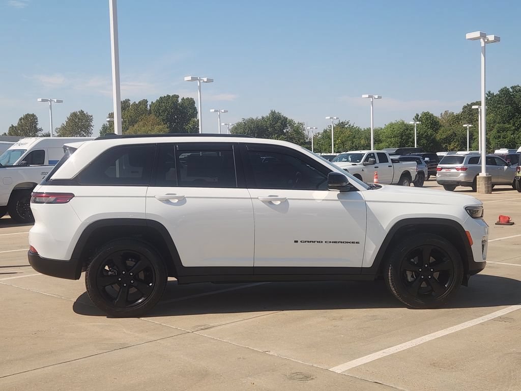 Used 2023 Jeep Grand Cherokee Limited w/ Black Appearance Package AWD/4WD image 4