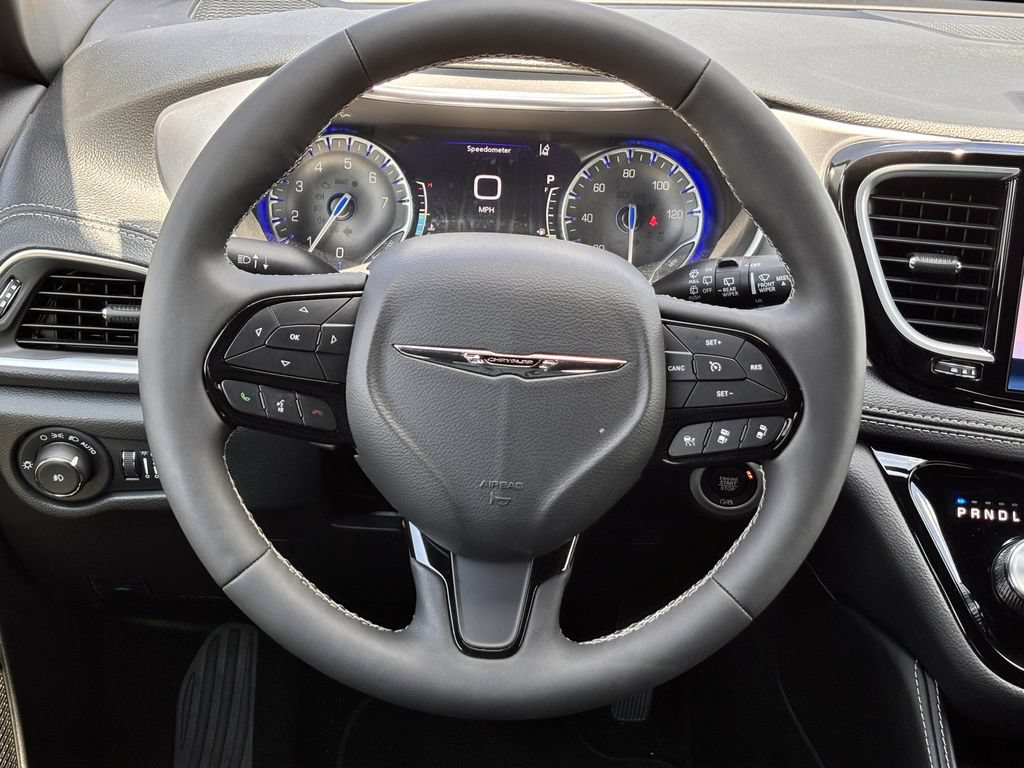 Used 2025 Chrysler Pacifica Limited FWD image 10