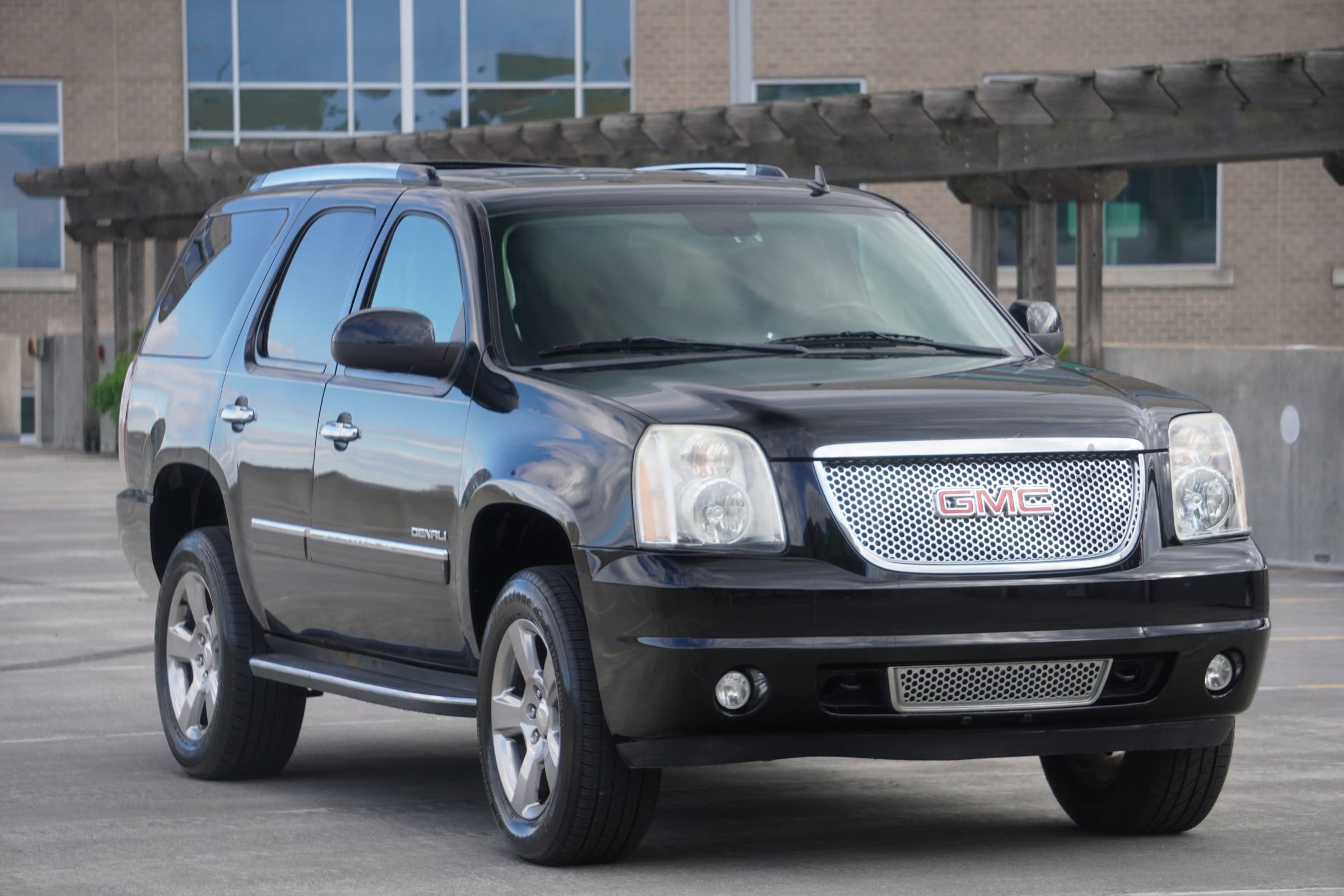 Used 2011 GMC Yukon Denali image 16