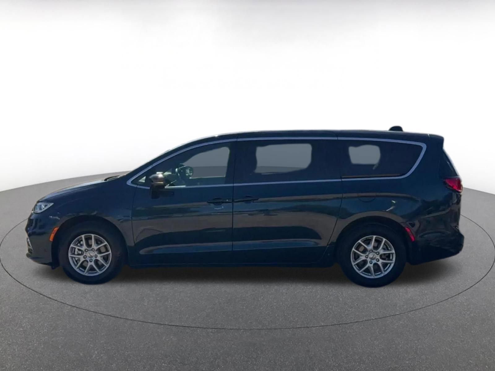 Used 2025 Chrysler Pacifica Select image 9