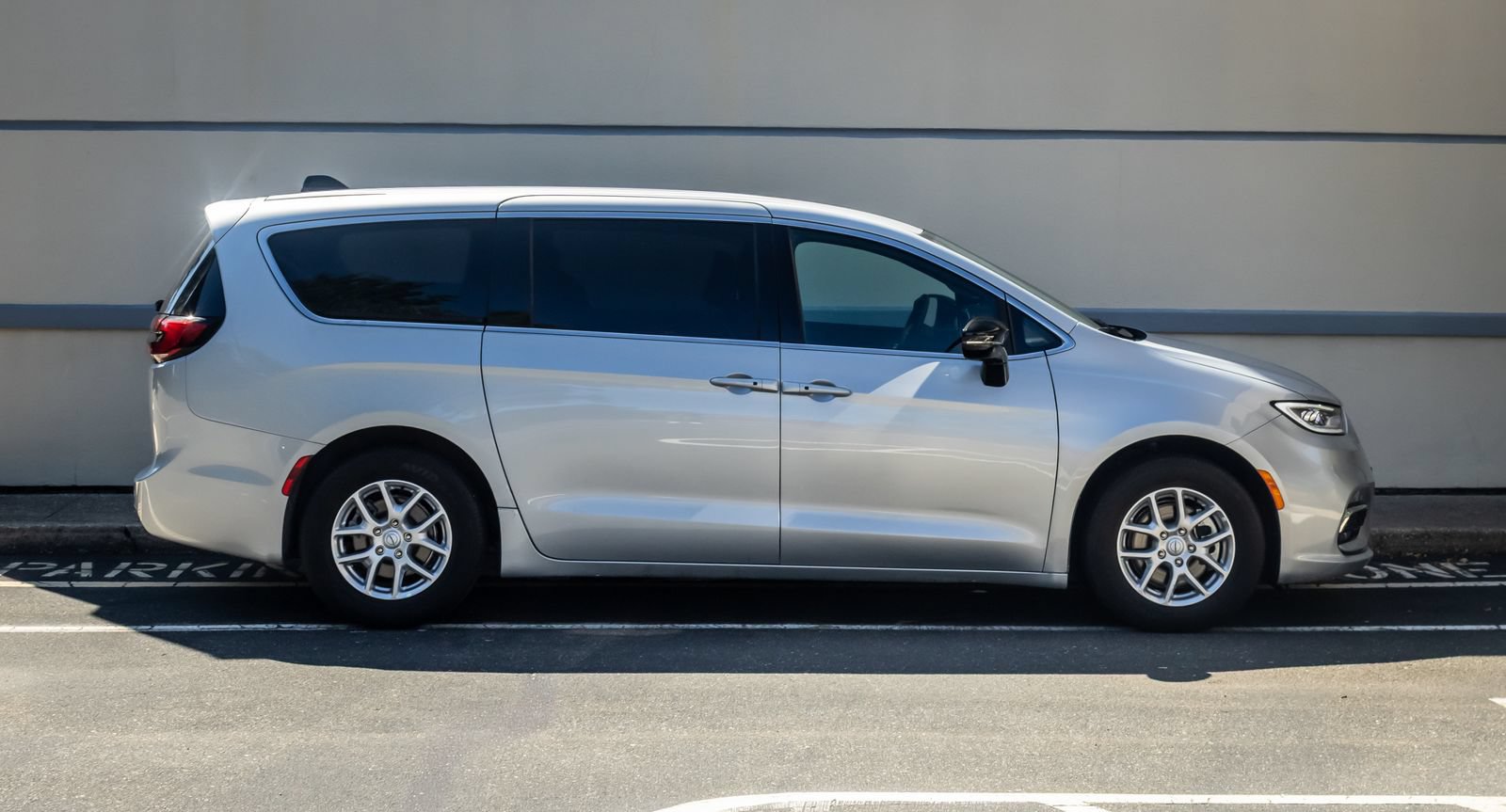 Used 2026 Chrysler Pacifica Select FWD image 9