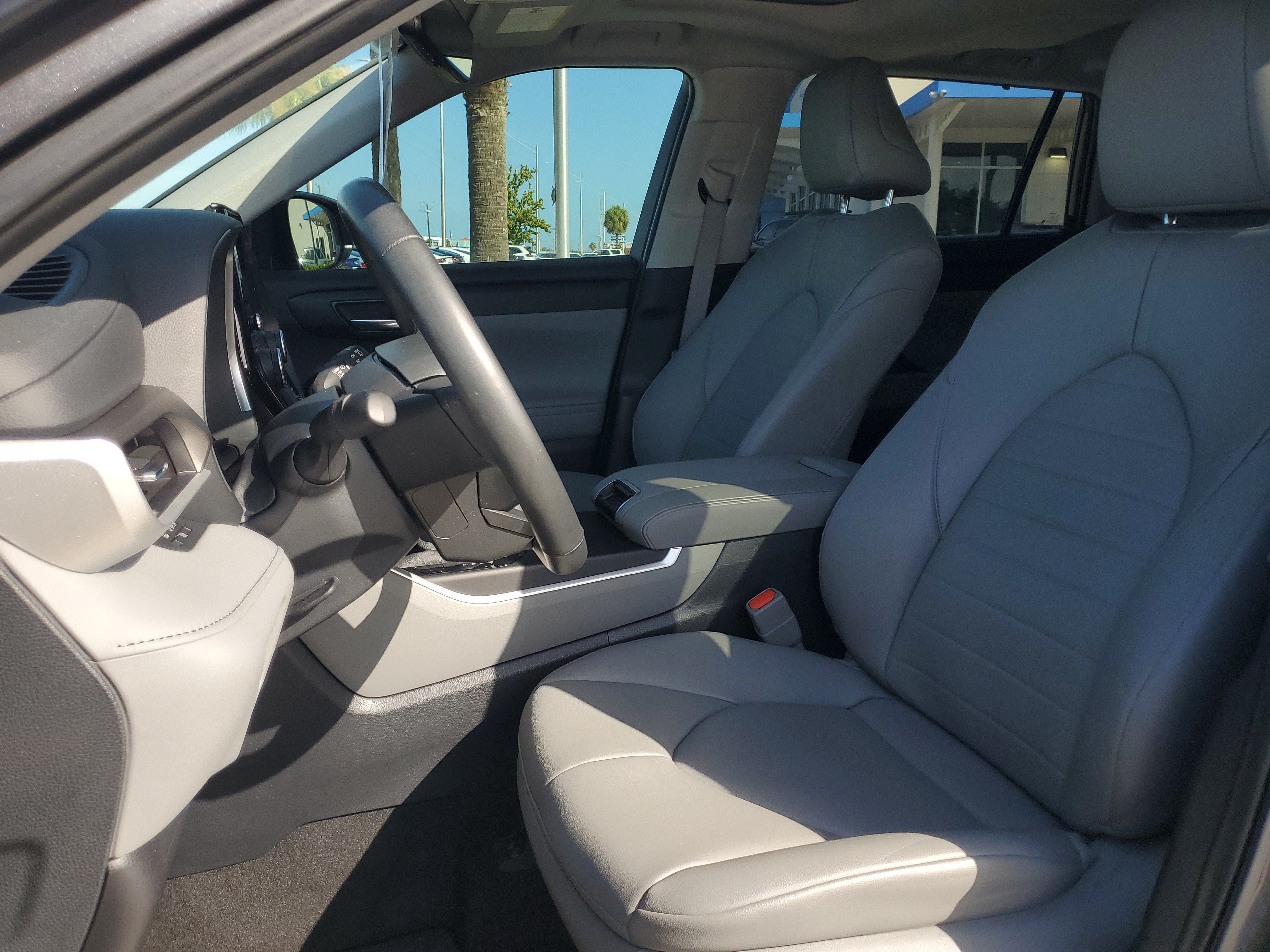 Used 2024 Toyota Highlander XLE FWD image 19