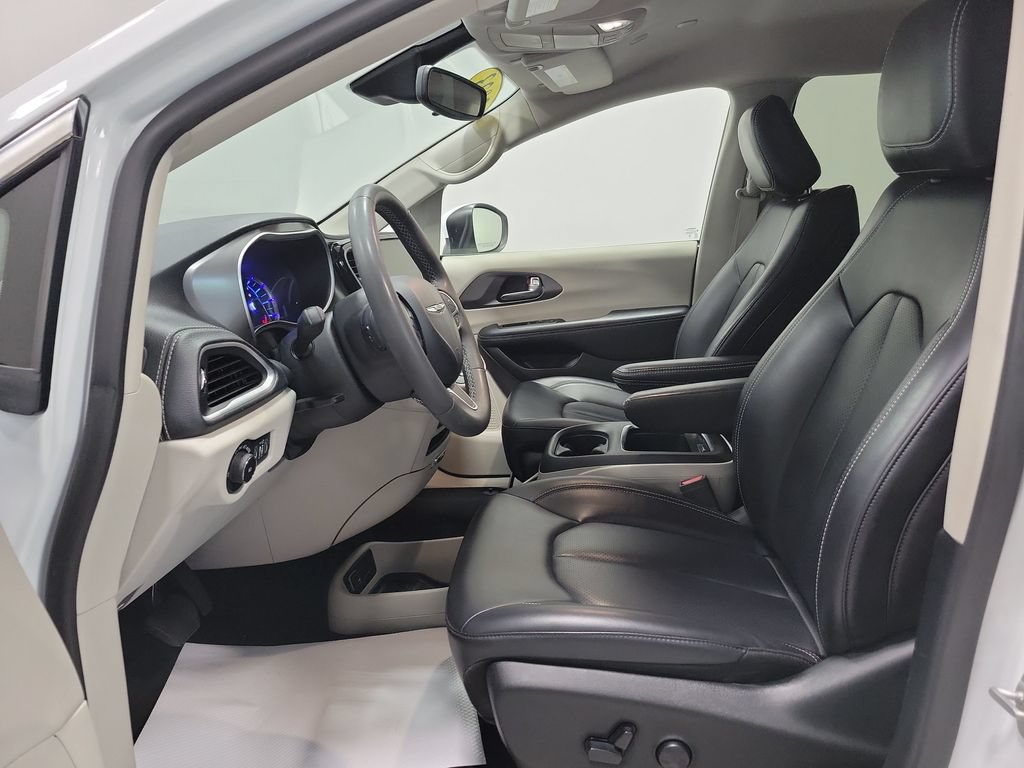 Used 2023 Chrysler Pacifica Touring-L FWD image 2