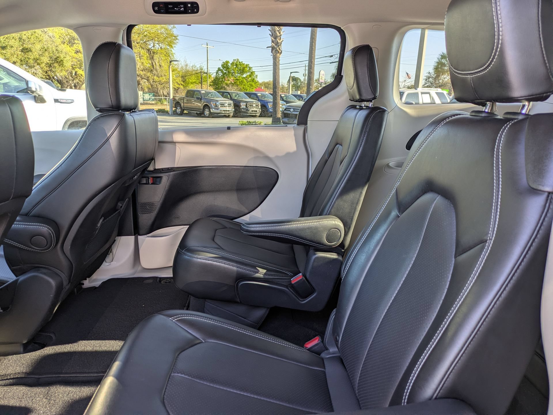 Used 2024 Chrysler Pacifica Touring-L FWD image 16