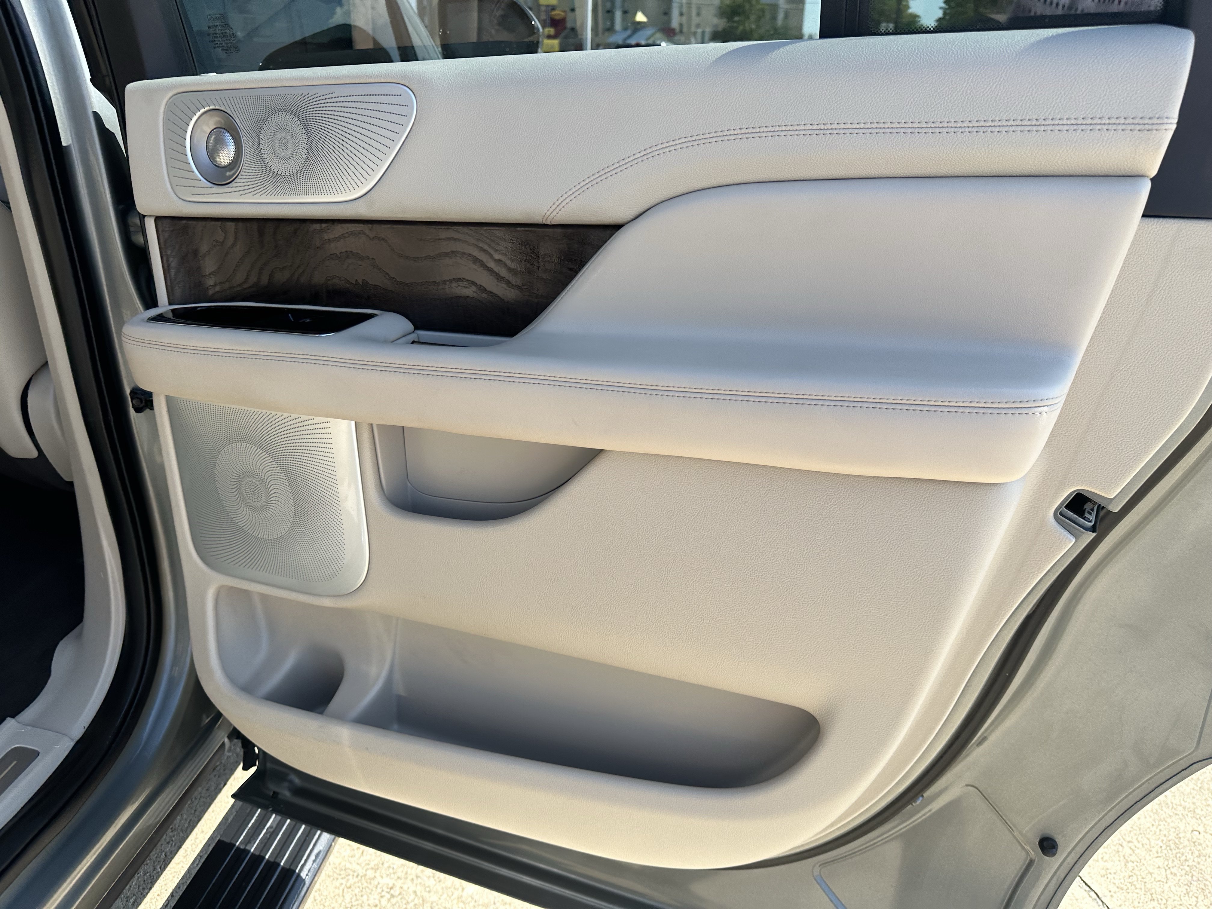 Used 2020 Lincoln Navigator L Reserve w/ Luxury Package AWD/4WD image 6
