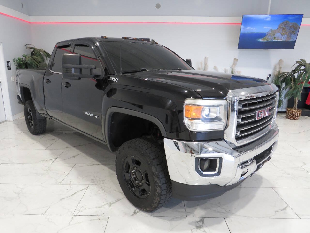 Used 2015 GMC Sierra 2500 SLE w/ SLE Preferred Package AWD/4WD image 2