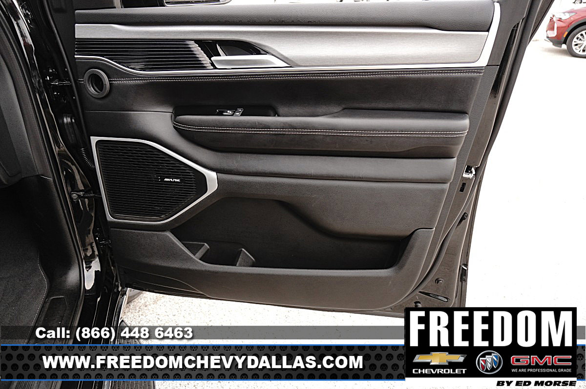 Used 2025 Jeep Wagoneer L Series II AWD/4WD image 35