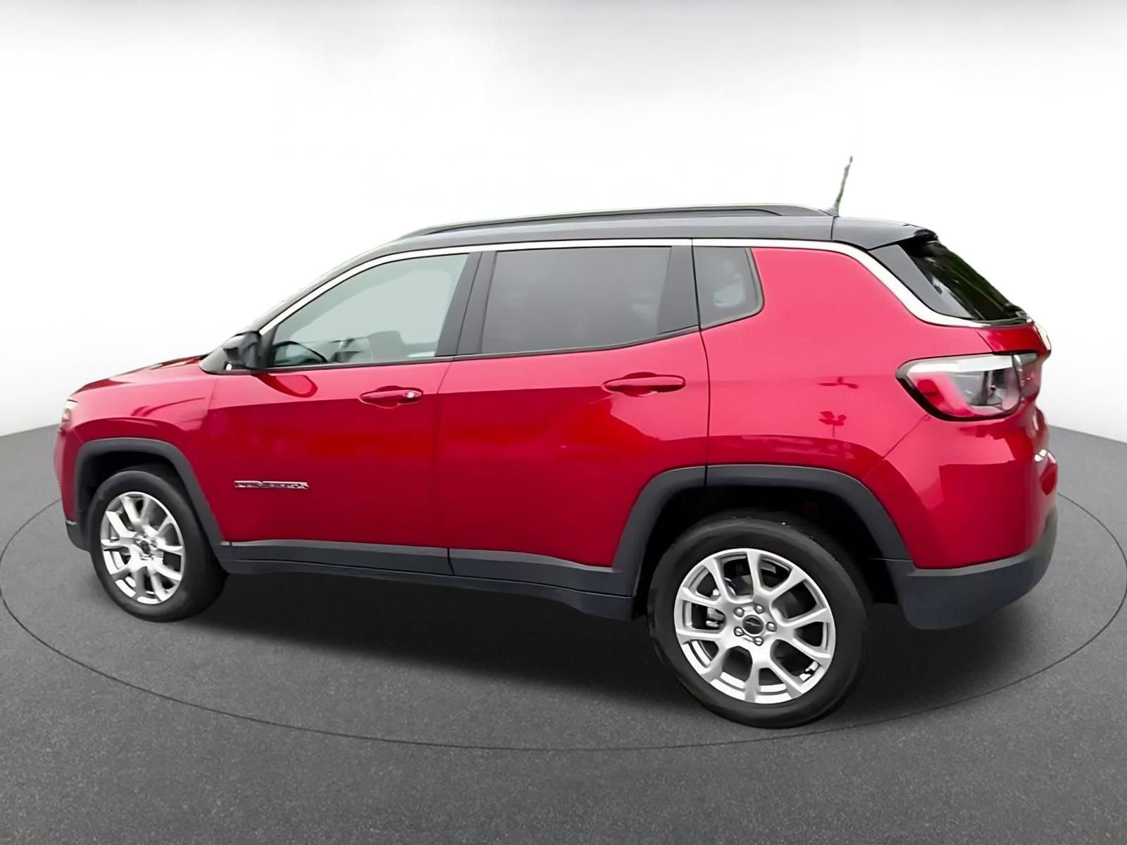 Used 2025 Jeep Compass Limited AWD/4WD image 9