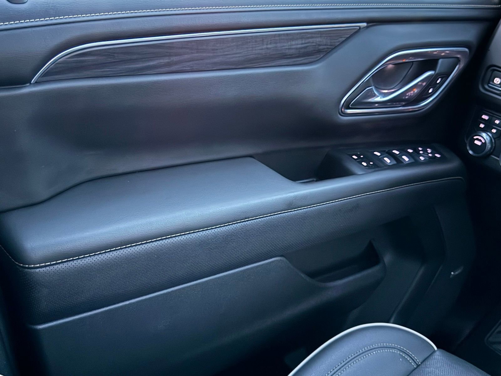 Used 2024 GMC Yukon SLT w/ SLT Luxury Package image 36