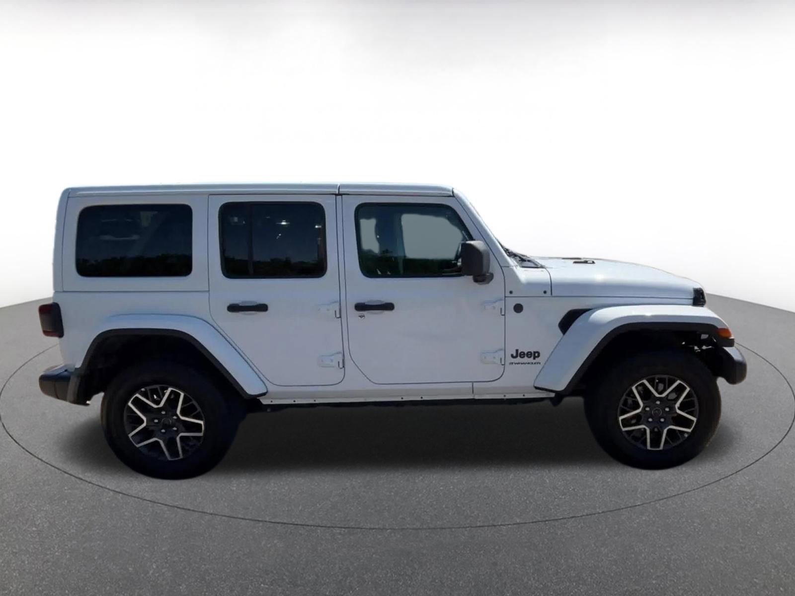 Used 2025 Jeep Wrangler Unlimited Sahara AWD/4WD image 16
